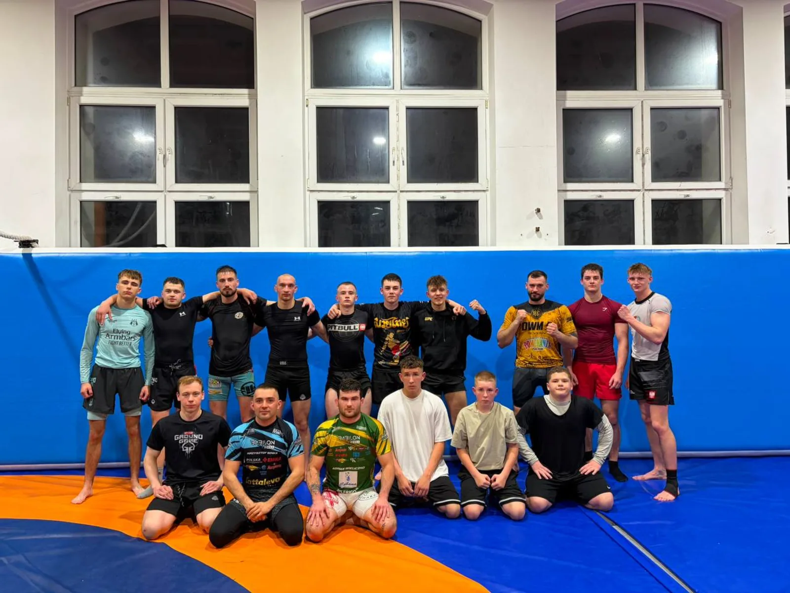 Amatorska grupa MMA na macie